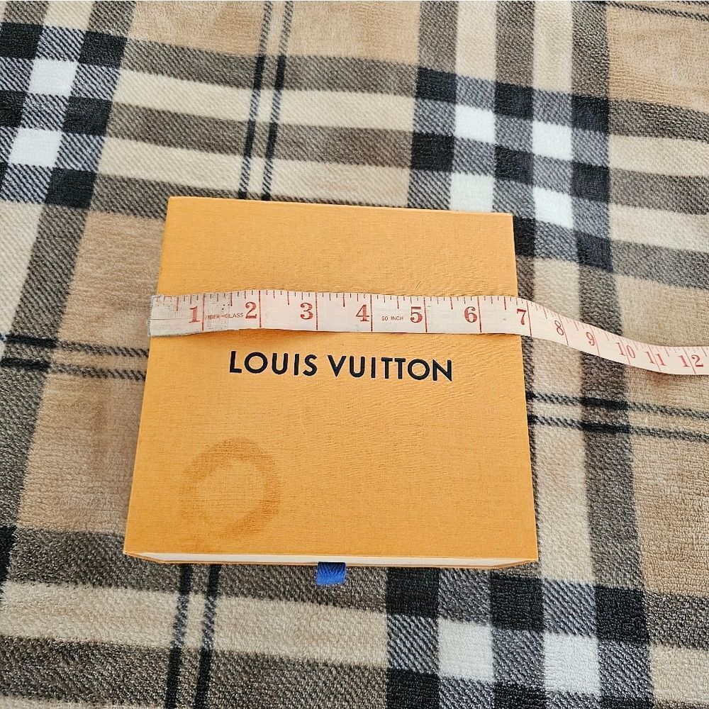 Louis Vuitton Gift Box with Ribbon - Picture 5 of 6